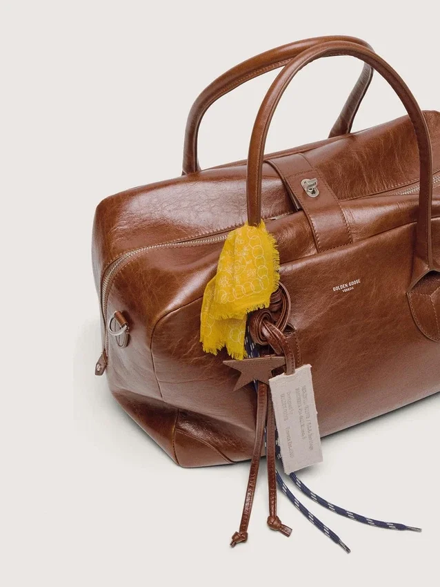Borsa Vita media in pelle marrone chiaro con ciondoli e dettagli argentati
