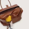 Borsa Vita media in pelle marrone chiaro con ciondoli e dettagli argentati
