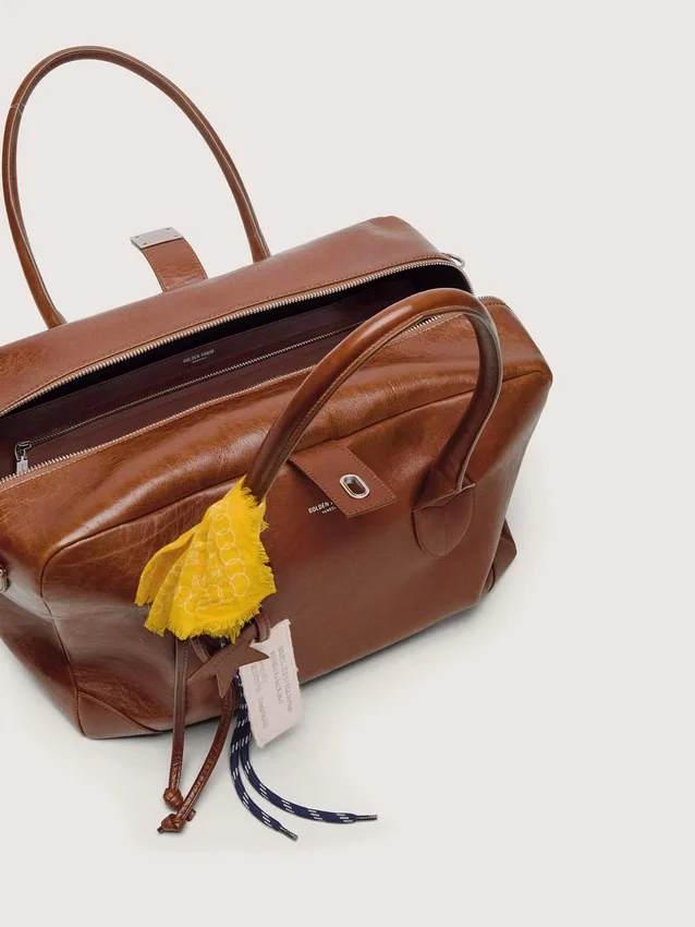 Borsa Vita media in pelle marrone chiaro con ciondoli e dettagli argentati
