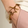 Bracciale con catena a maglie decrescenti color oro antico e chiusura a forma di stella