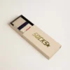 Calzini a costine color crema con dettagli blu navy e logo rosso