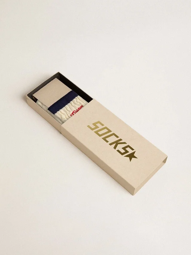 Calzini a costine color crema con dettagli blu navy e logo rosso