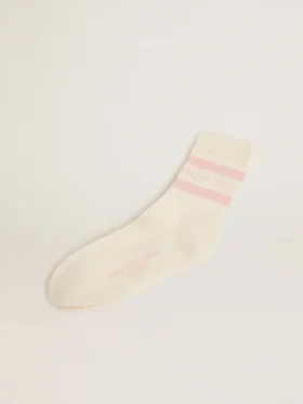 Calzini bianchi con finitura invecchiata, logo rosa confetto e strisce