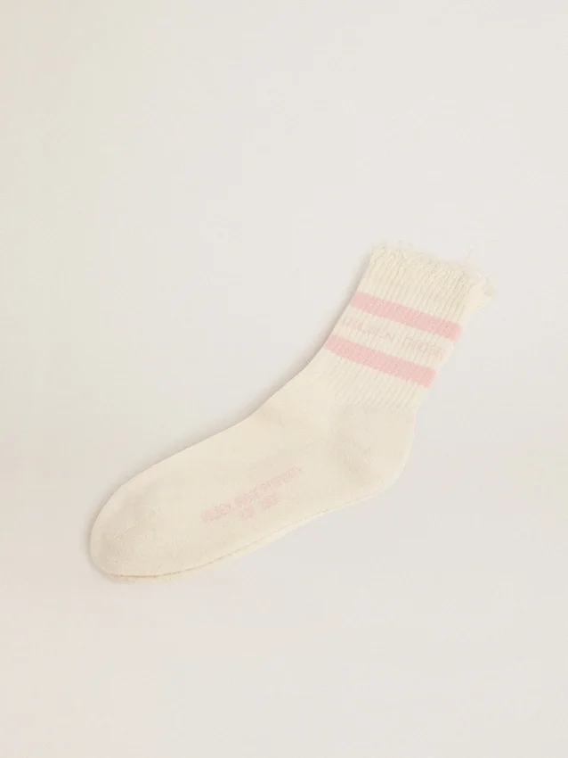 Calzini bianchi con finitura invecchiata, logo rosa confetto e strisce