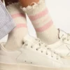 Calzini bianchi con finitura invecchiata, logo rosa confetto e strisce