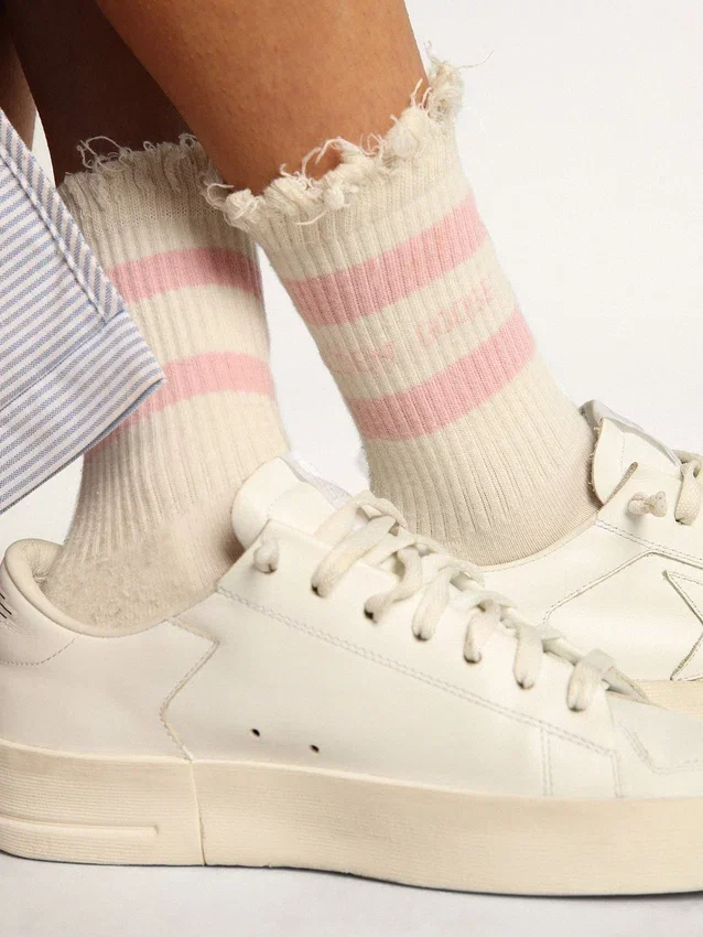 Calzini bianchi con finitura invecchiata, logo rosa confetto e strisce