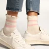 Calzini bianchi con finitura invecchiata, logo rosa confetto e strisce