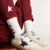 Calzini bianchi con stelle nere a contrasto