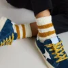 Calzini bianchi da bambino con strisce color tabacco