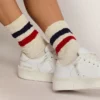 Calzini bianchi vintage con dettagli consumati e strisce bicolori