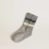 Calzini grigi da bambino con dettagli consumati e strisce bianche e blu dall’effetto consumato