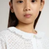 Camicia bianca da bambina in cotone con ricamo inglese
