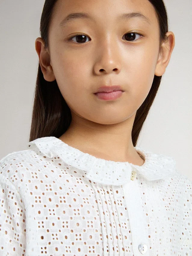 Camicia bianca da bambina in cotone con ricamo inglese