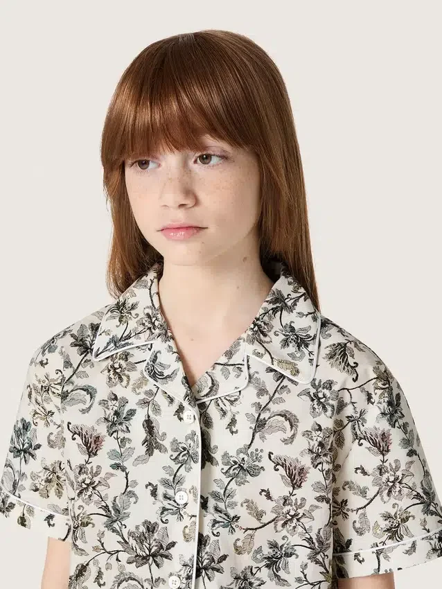 Camicia da bambina Journey a maniche corte in tela di cotone bianca con stampa floreale verde