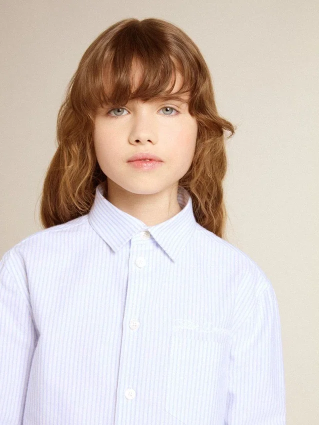 Camicia da bambino in cotone a righe azzurre e bianche con logo ricamato