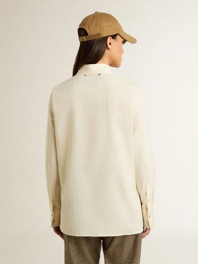 Camicia da donna in cotone color crema con ricami floreali