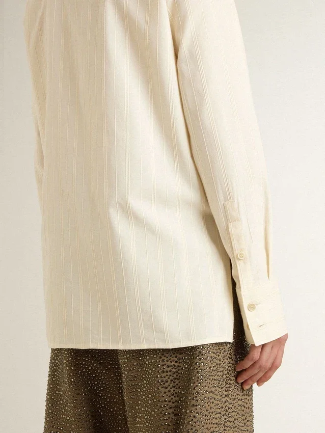 Camicia da donna in cotone color crema con ricami floreali
