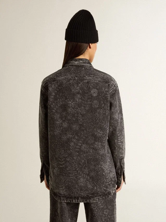 Camicia da donna in denim nero con motivo floreale tono su tono