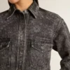 Camicia da donna in denim nero con motivo floreale tono su tono