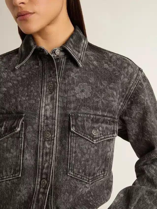 Camicia da donna in denim nero con motivo floreale tono su tono