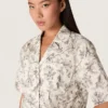 Camicia da donna squadrata in cotone con stampa floreale in bianco e nero