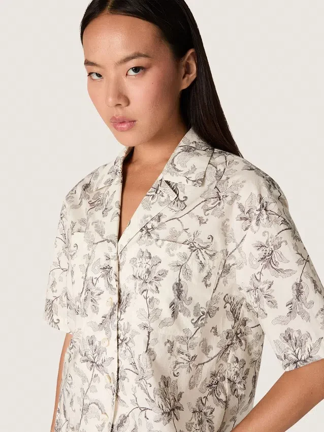 Camicia da donna squadrata in cotone con stampa floreale in bianco e nero