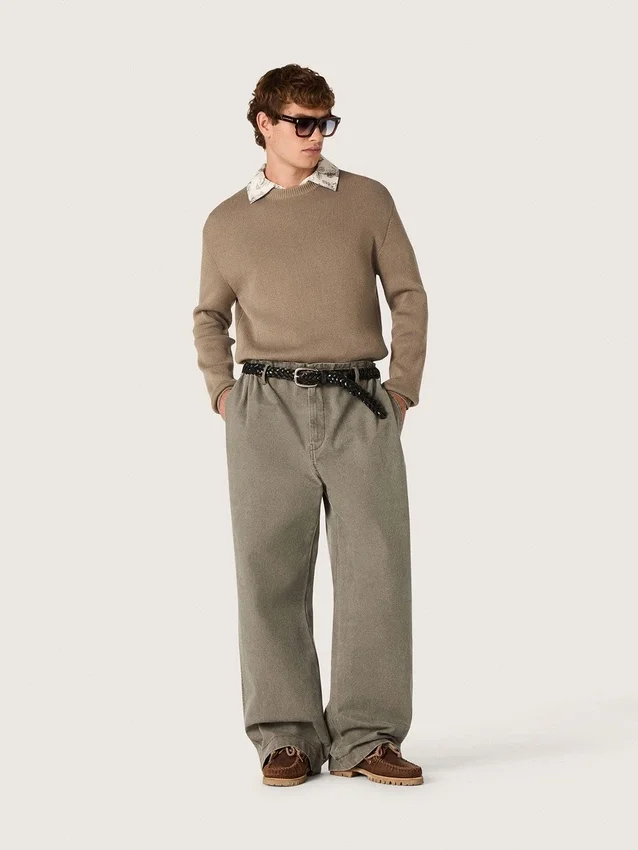 Maglione da uomo in cotone biologico color tortora chiaro con logo ricamato