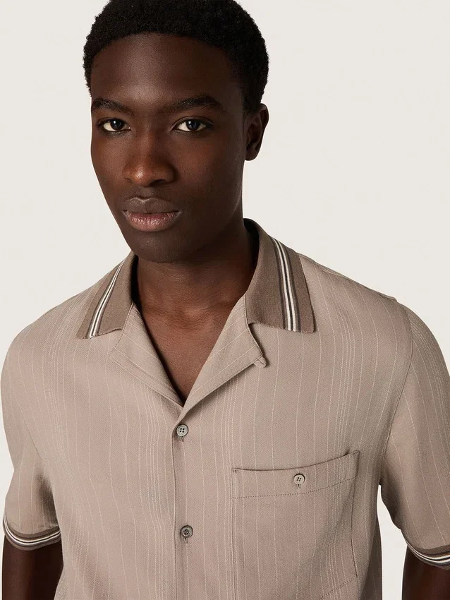 Camicia da uomo a maniche corte in lana grigia fresca con strisce sottili