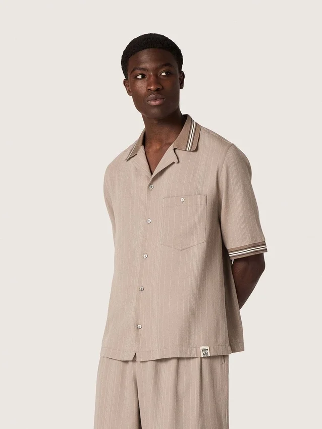 Camicia da uomo a maniche corte in lana grigia fresca con strisce sottili