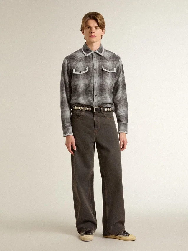Camicia da uomo grigia con ricami bianchi