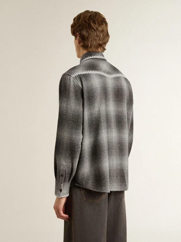 Camicia da uomo grigia con ricami bianchi
