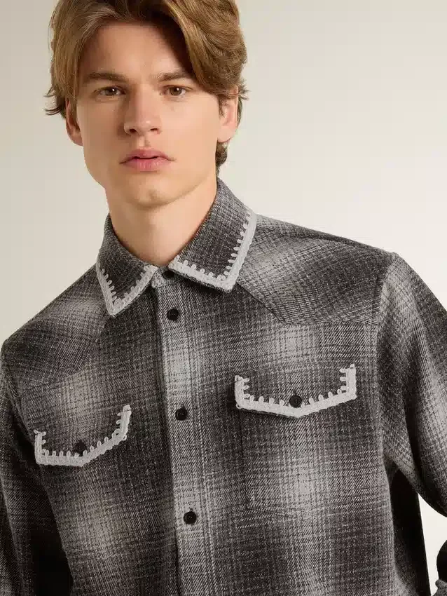 Camicia da uomo grigia con ricami bianchi