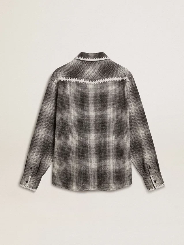 Camicia da uomo grigia con ricami bianchi