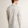 Camicia da uomo in cotone bianco con sottili righe bordeaux