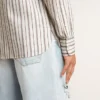 Camicia da uomo in cotone bianco con sottili righe bordeaux