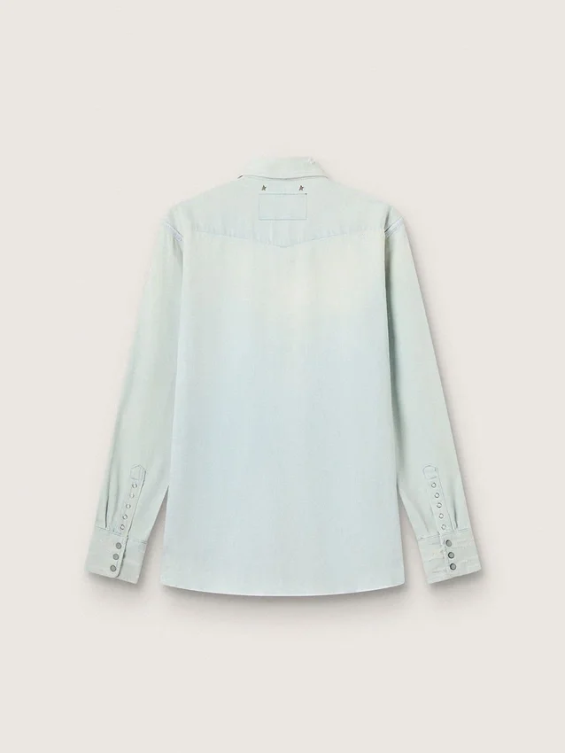 Camicia da uomo in denim sbiancato con borchie martellate