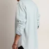 Camicia da uomo in denim sbiancato con borchie martellate