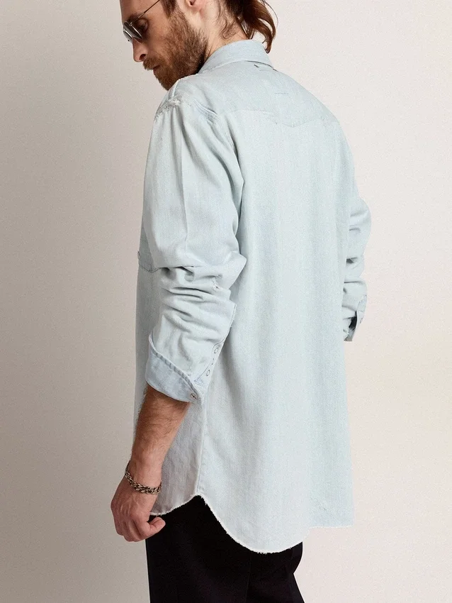 Camicia da uomo in denim sbiancato con borchie martellate