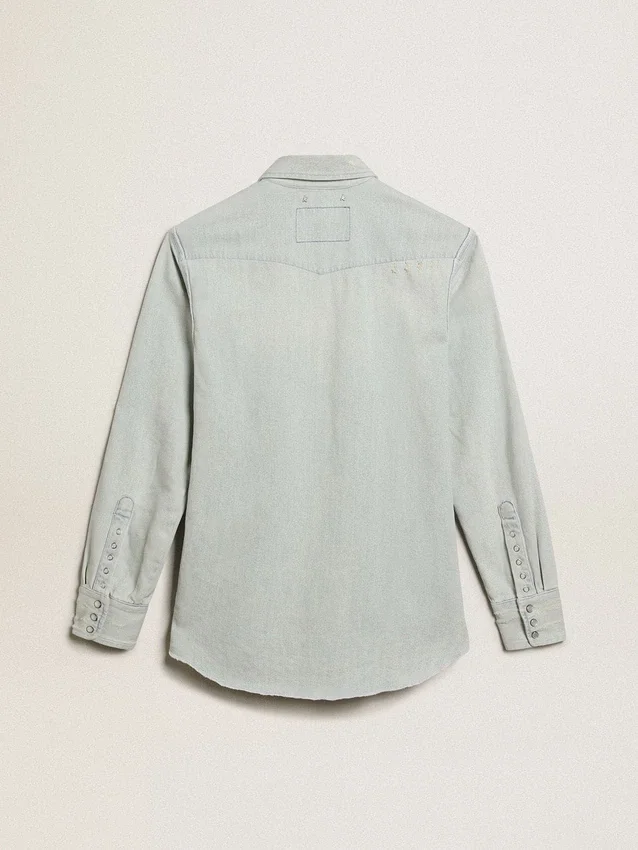 Camicia da uomo in denim sbiancato con borchie martellate