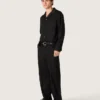Camicia da uomo in twill di lana nero con dettagli in raso nero