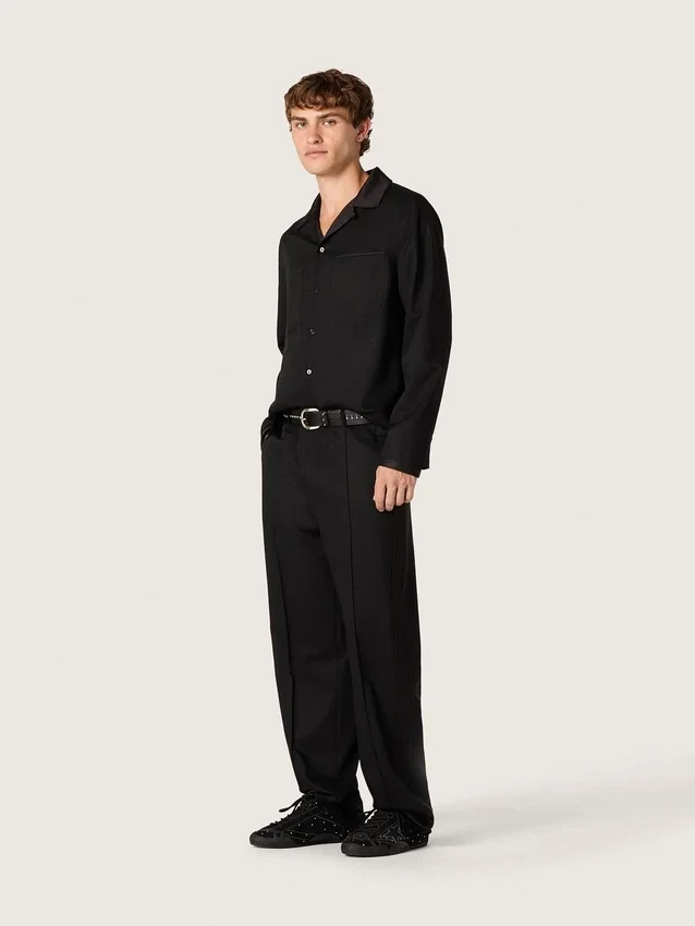 Camicia da uomo in twill di lana nero con dettagli in raso nero