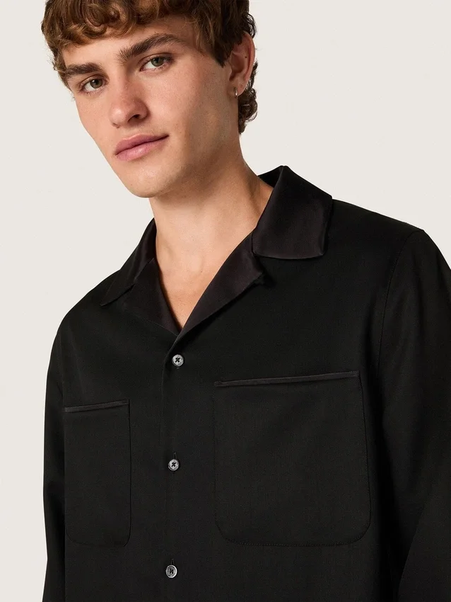 Camicia da uomo in twill di lana nero con dettagli in raso nero
