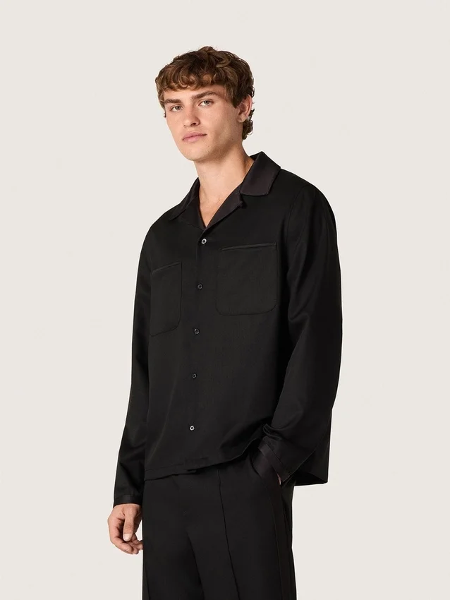 Camicia da uomo in twill di lana nero con dettagli in raso nero
