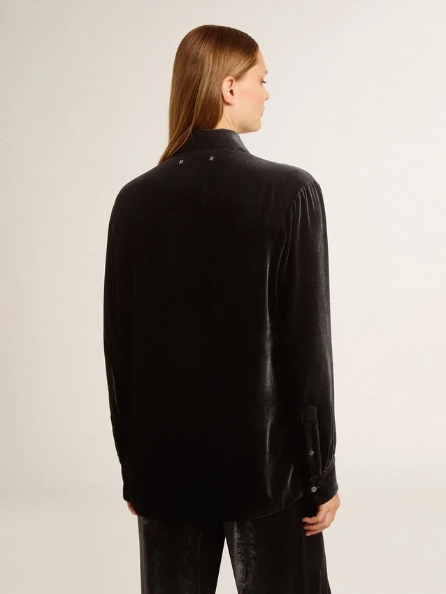 Camicia nera effetto velluto con ricami