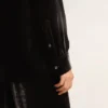 Camicia nera effetto velluto con ricami