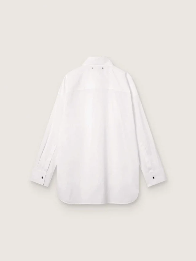 Camicia oversize da donna in cotone bianco con dettagli plissettati e bottoni gioiello