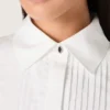 Camicia oversize da donna in cotone bianco con dettagli plissettati e bottoni gioiello