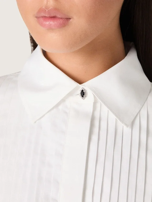 Camicia oversize da donna in cotone bianco con dettagli plissettati e bottoni gioiello