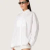 Camicia oversize da donna in cotone bianco con dettagli plissettati e bottoni gioiello