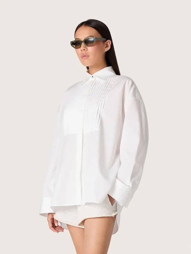 Camicia oversize da donna in cotone bianco con dettagli plissettati e bottoni gioiello
